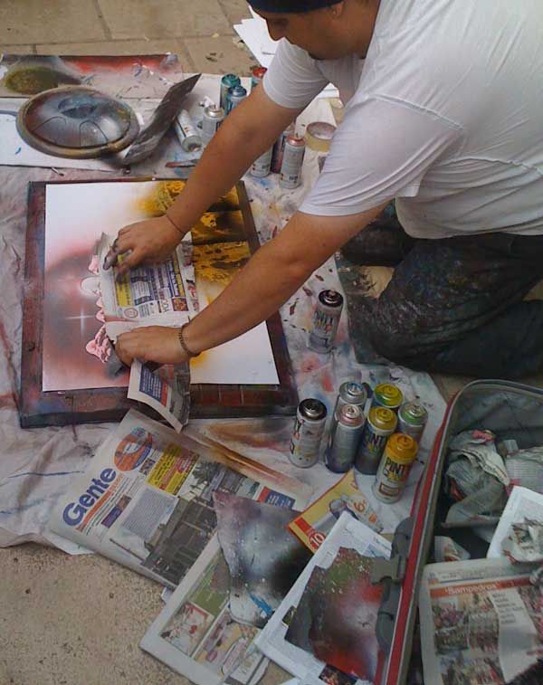 Diego Soloaga Infantes, pintando con spray y hojas de Gente