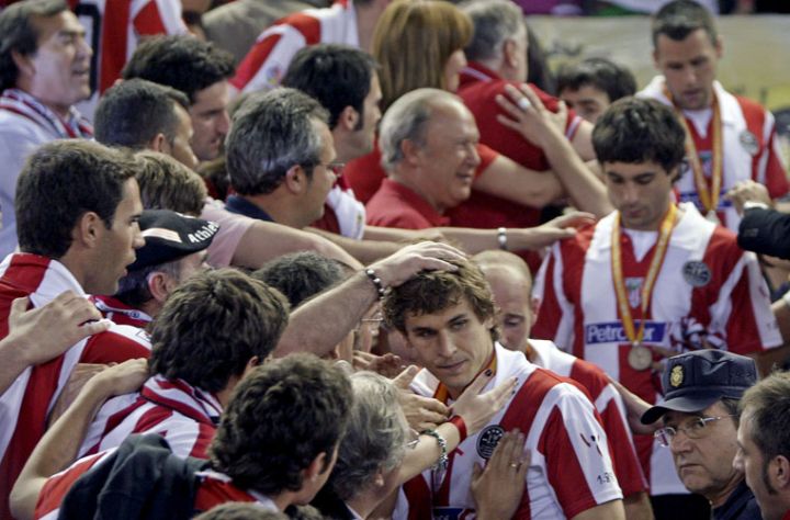 La aficin del Athletic consuela a sus jugadores tras la derrota en MestallaEFE