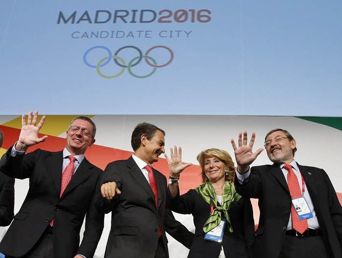 El presidente del Gobierno, Jos Luis Ropdrguez Zapatero (2i); el alcalde de Madrid, Alberto Ruiz Gallardn (i); la presidenta de la Comunidad madrilea, Esperanza Aguirre, y el secretario de Estado para el Deporte, Jaime Lissavetzky (d)EFE