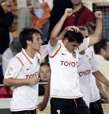 Silva y Villa celebran un gol