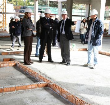 Visita de Montoya y sus concejales a las obras de la nueva escuela