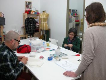 Un momento de la clase de costuraFotografa: Chema Martnez