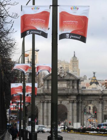 Banderolas y otros soportes adornan la ciudad