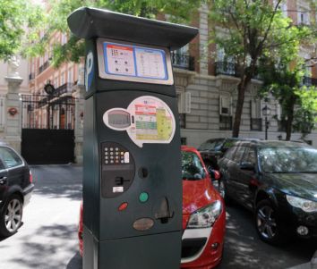 Un parqumetro en una calle de Madrid