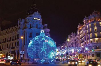 Una gran bola volver estar situada junto al edificio Metrpolis