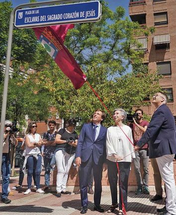 El acto de descubrimiento de la placa con la nueva denominacin