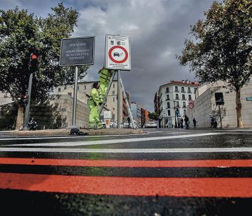 Dos operarios sealizan la zona restringida