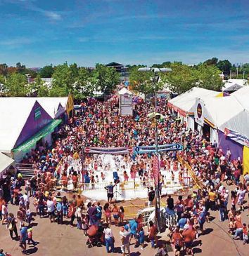 Fiesta de la espuma en la feria de da