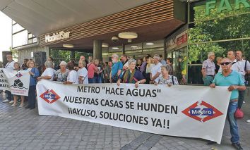 Decenas de vecinos, durante la concentracin en la Asamblea de Madrid