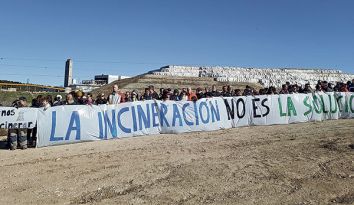 La marcha vecinal, con la ciudad y la sierra de Madrid en el horizonte