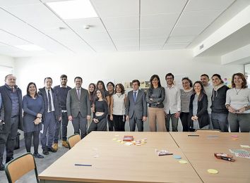 Foto de familia de las autoridades junto a trabajadores del recurso municipal