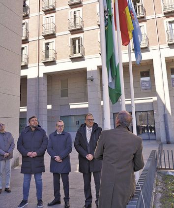 Santiago Llorente, en el izado de la bandera