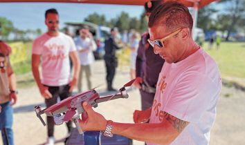 El vicealcalde, Miguel ngel Martn Perdiguero, con el dron de la Unidad de Vigilancia Area