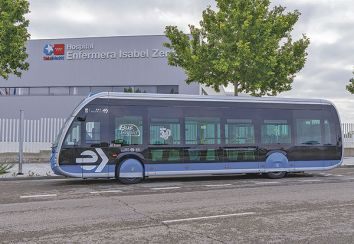 Uno de los vehculos de la lnea, en su cabecera junto al Hospital Isabel Zendal