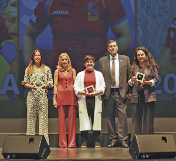 Las tres socias de honor, junto a la alcaldesa y el presidente de FUNDAL