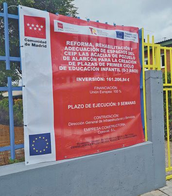 Cartel que anuncia las obras en el colegio Las Acacias