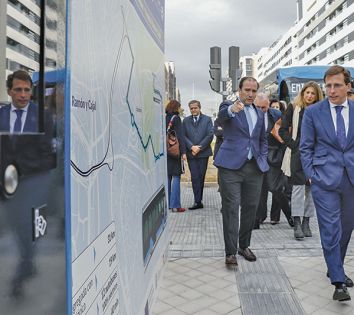 El alcalde de Madrid mira el recorrido de la lnea en un panel