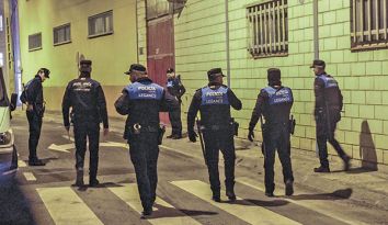 Los agentes intervienen en las naves donde se celebraban las fiestas