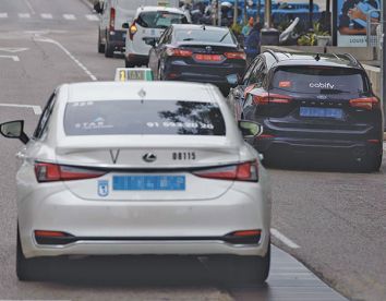 Taxi en el centro de Madrid junto a otros VTC