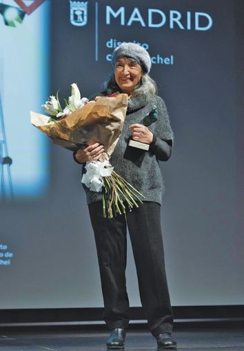 La actriz Petra Martnez posa con el premio recibido