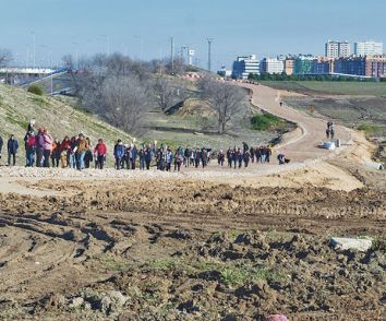 Los residentes recorrieron los caminos aledaos al Ensanche de Vallecas