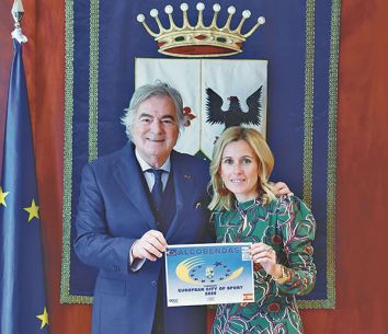 La alcaldesa de Alcobendas, junto al presidente de ACES Europa
