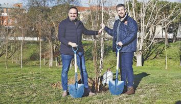 El alcalde, Manuel Bautista, junto al consejero Miguel ngel Garca en la plantacin de un rbol en Prado Ovejero