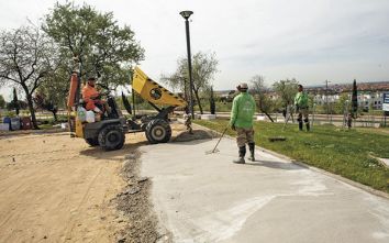 Inicio de los trabajos en el rea infantil del parque de El Encinar