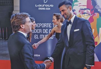 El alcalde de Madrid, Jos Luis Martnez-Almeida, saluda al tenista serbio Novak Djokovic