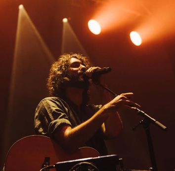 Mikel Izal, durante un concierto de la presente gira